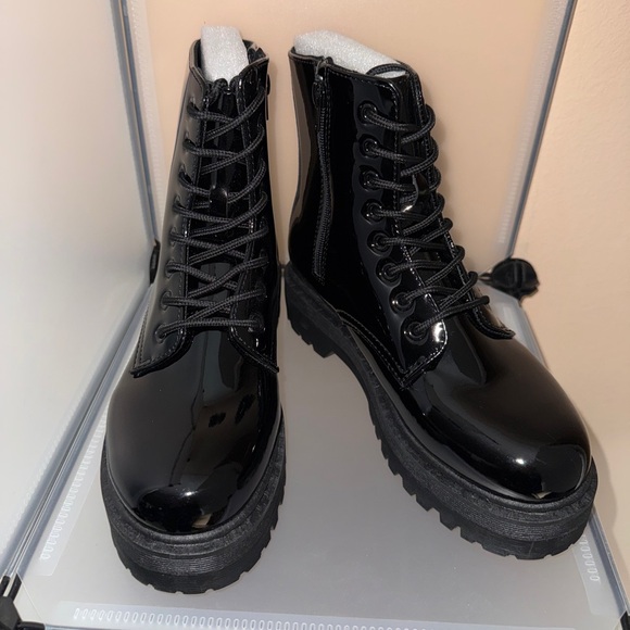 Qupid Women's Lace Up Chunky Combat Black Patent Leather Boots Size 8 NWT - Picture 2 of 8